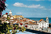 Lisbona - Vista sul monastero di So Vicente. I tetti rossi e le chiese di Alfama si estendono ai piedi del Mirador de Portas do Sol 